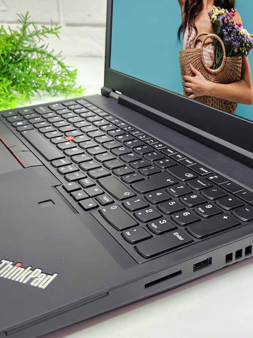 Laptop Lenovo ThinkPad P15 G1 i7 RTX3000 - realne zdjęcie produktu